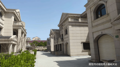 四周采用铝合金断桥双层中空玻璃采光窗粉饰和